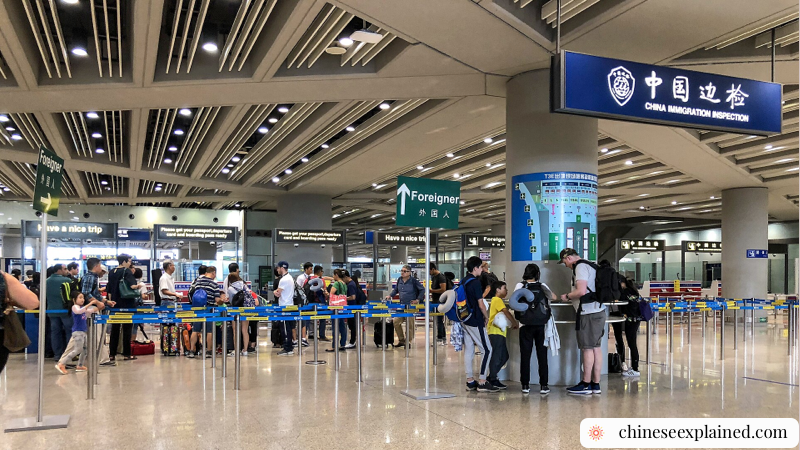 चीन के एक प्रमुख अंतरराष्ट्रीय हवाई अड्डे पर पासपोर्ट नियंत्रण और आगमन प्रवाह