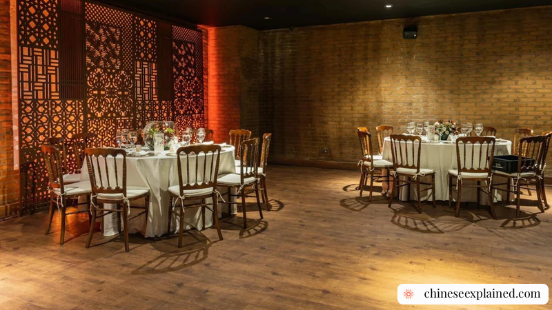 Общие блюда за китайским круглым столом показывают, как обеденный этикет соблюдается в реальной социальной среде.