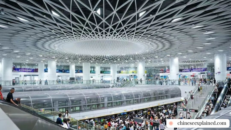 Красиво оформленная станция метро Шэньчжэня с ярким освещением, чистыми линиями и спокойной современной атмосферой.